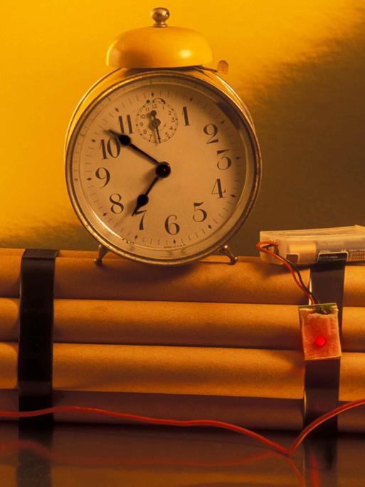 Eine Zeitbombe mit Wecker und Dynamit