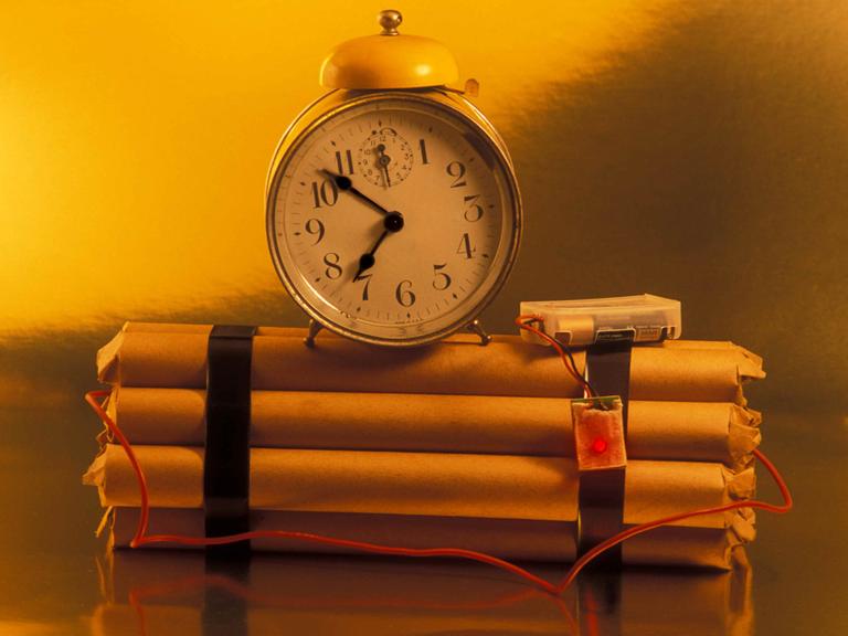 Eine Zeitbombe mit Wecker und Dynamit