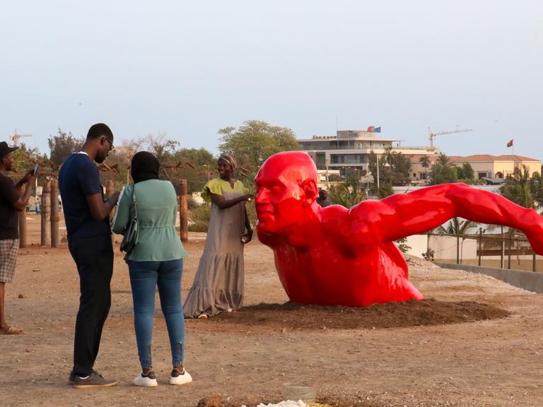 Zeitgenössische Kunstwerke, bestehend aus Skulpturen, Designs und Installationen, werden im Öffentlichen Raum des Doxantu-Projekts im Rahmen der 14. Dakar Biennale in Senegal ausgestellt.