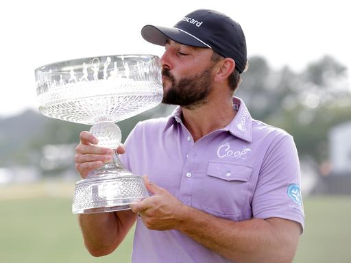 Golf-Profi Stephan Jäger küsst eine Trophäe, während er während der Zeremonie nach seinem Sieg beim Golfturnier im texanischen Houston für Fotos posiert. 