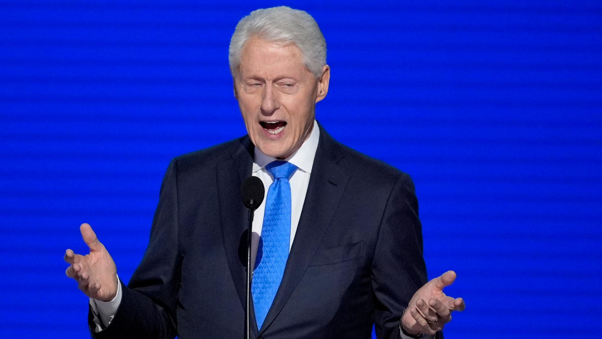 Bill Clinton steht an einem Redepult vor einem blauen Hintergrund und spricht gestikulierend zu den Delegierten des Parteitages der Demokraten. Bill Clinton steht an einem Redepult vor einem blauen Hintergrund und spricht gestikulierend zu den Delegierten des Parteitages der Demokraten.