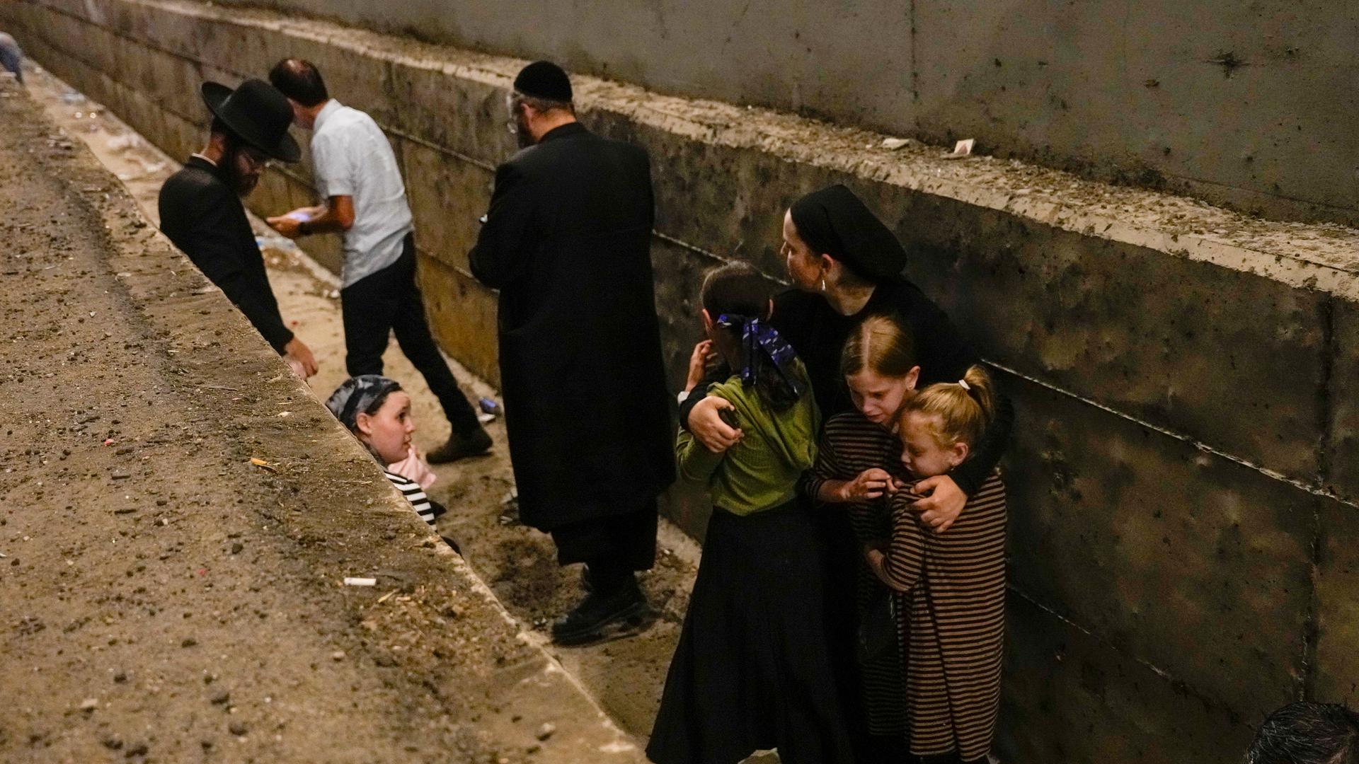 Menschen in Shoresh in Zentralisrael suchen während des Raketenalarms Schutz am Straßenrand.