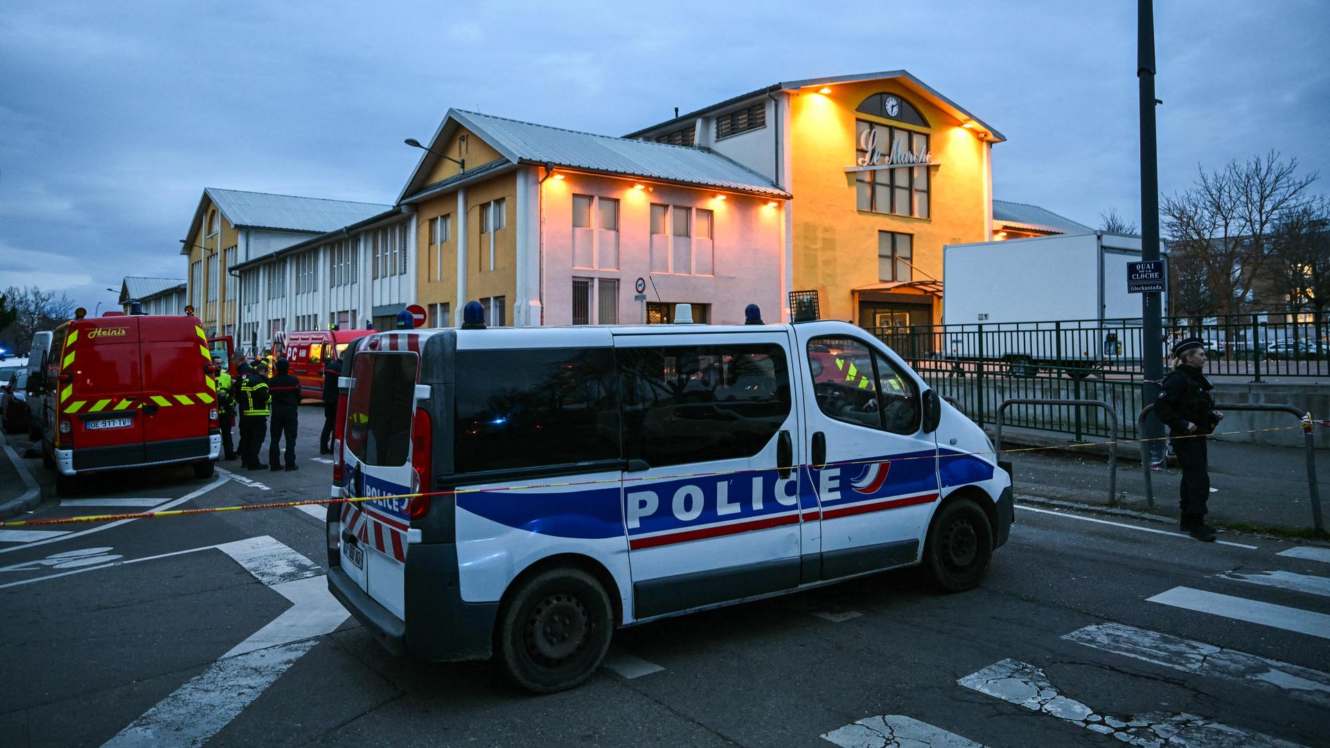 Polizei- und Feuerwehrfahrzeuge stehen auf einer abgesperrten Straße.