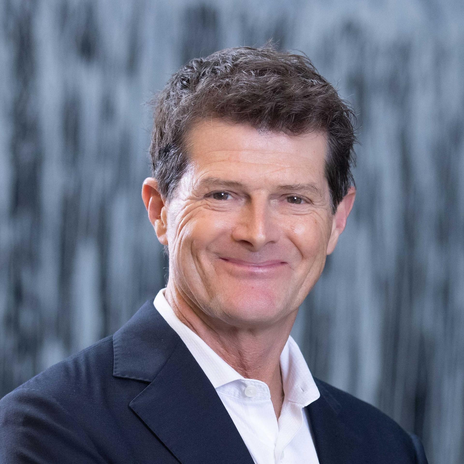 Der australische Immunologe Christopher Goodnow lächelt für ein Foto.