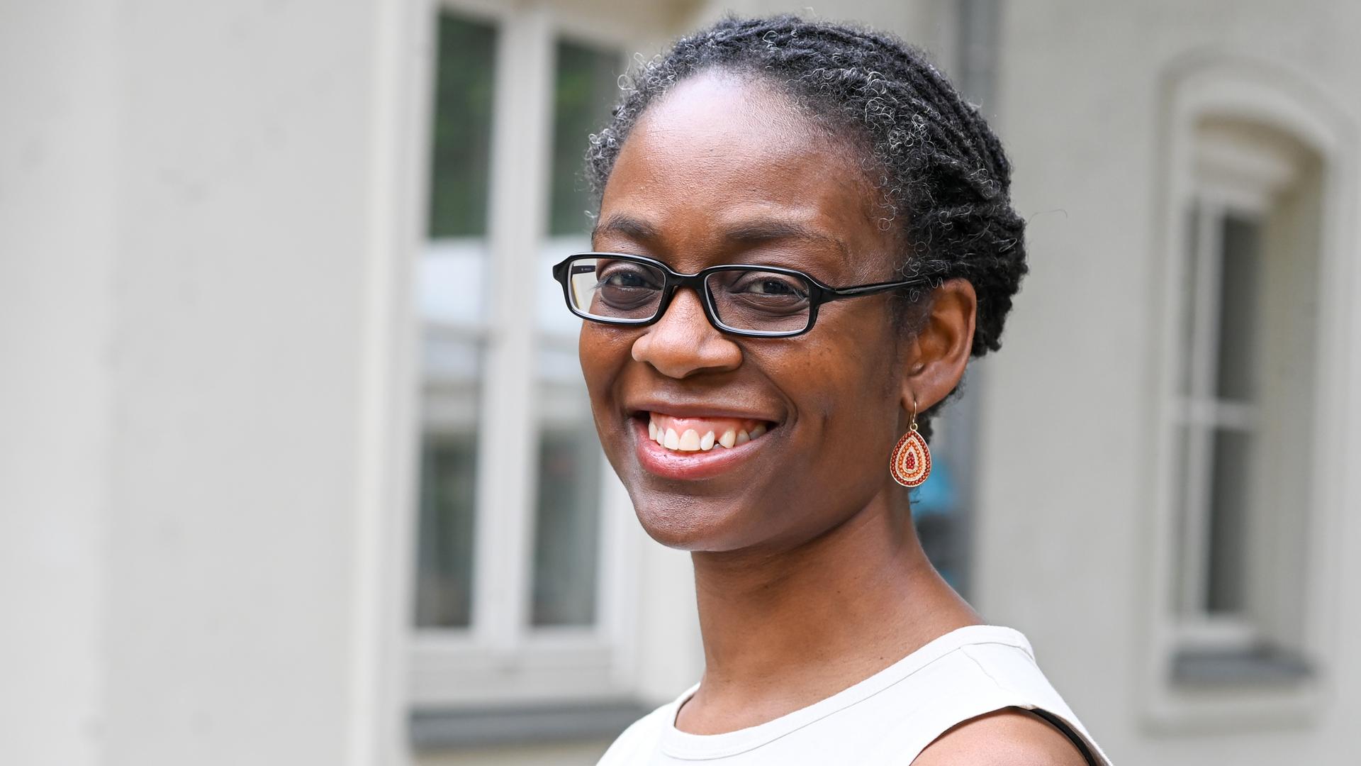 Die Schriftstellerin Sharon Dodua Otoo im Porträt Die Schriftstellerin Sharon Dodua Otoo im Porträt