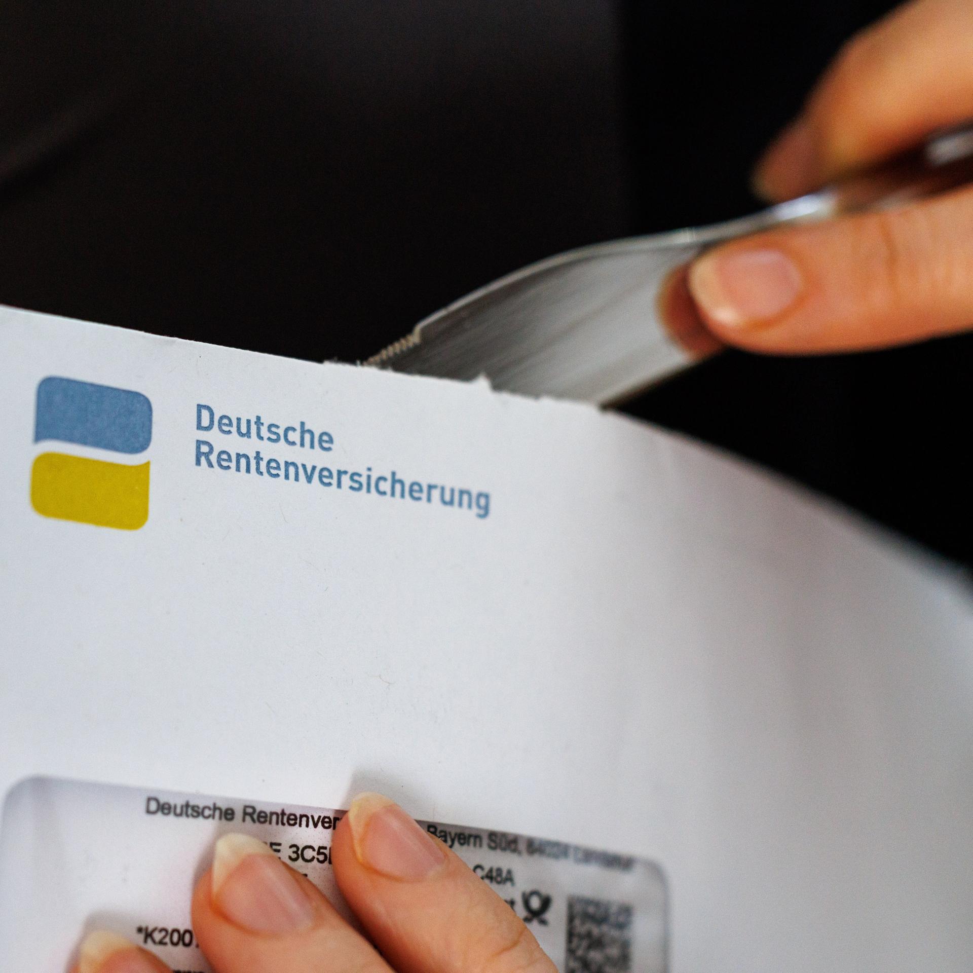 Eine Frau öffnet einen Briefumschlag, auf dem das Logo und der Schriftzug der deutschen Rentenversicherung zu sehen ist.