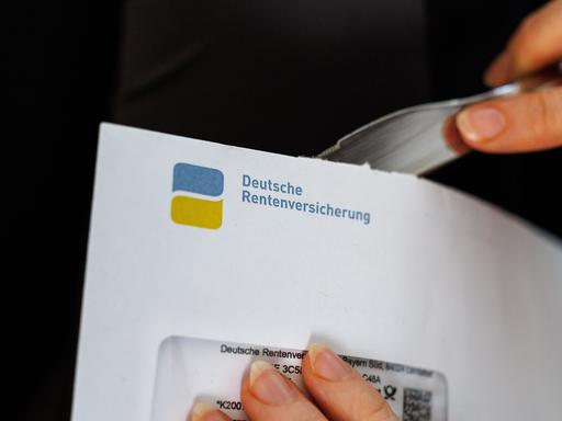 Eine Frau öffnet einen Briefumschlag, auf dem das Logo und der Schriftzug der deutschen Rentenversicherung zu sehen ist. Eine Frau öffnet einen Briefumschlag, auf dem das Logo und der Schriftzug der deutschen Rentenversicherung zu sehen ist.