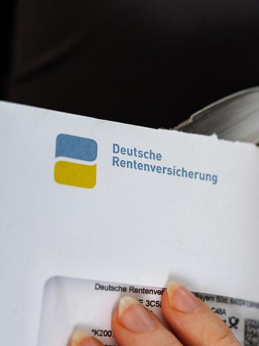 Eine Frau öffnet einen Briefumschlag, auf dem das Logo und der Schriftzug der deutschen Rentenversicherung zu sehen ist.