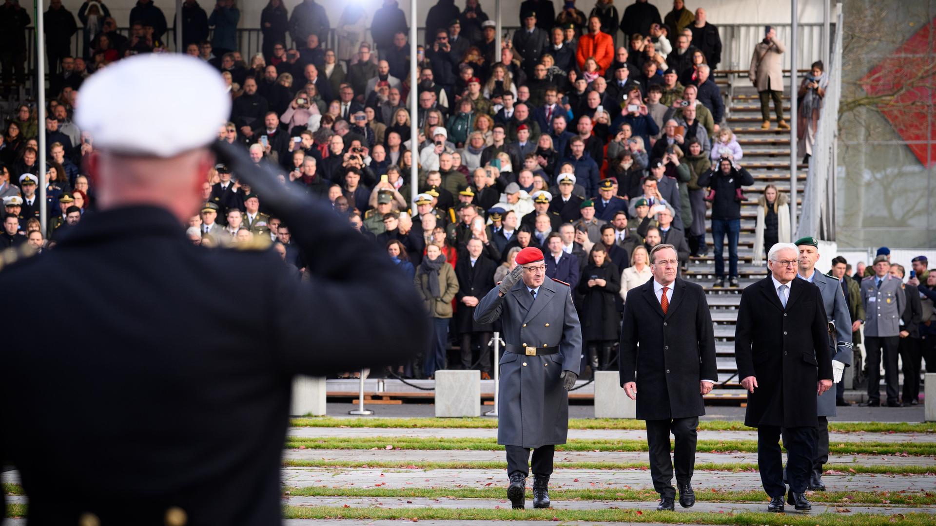 Carsten Breuer (l-r), Boris Pistorius und Bundespräsident Frank-Walter Steinmeier gehen beim Feierlichen Gelöbnis als Zentralveranstaltung zum 70. Jahrestag der Bundeswehr die Reihen der Rekruten ab. 