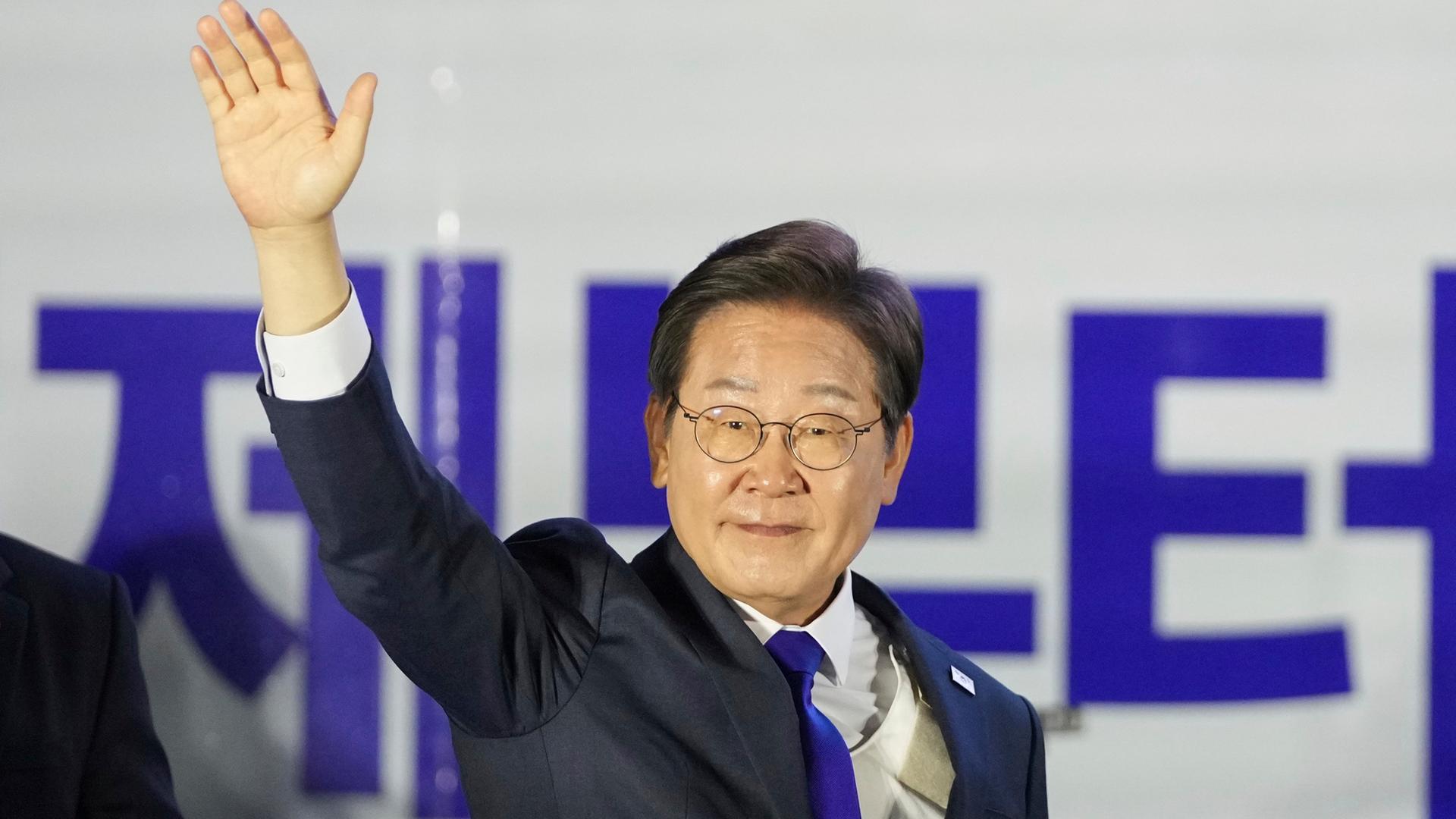 Seoul: Der Präsidentschaftskandidat der Demokratischen Partei Südkoreas, Lee Jae-myung, hebt jubelnd den rechten Arm in die Höhe.