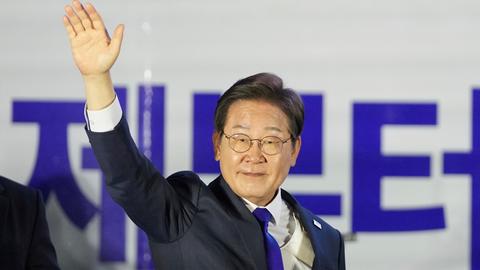 Seoul: Der Präsidentschaftskandidat der Demokratischen Partei Südkoreas, Lee Jae-myung, hebt jubelnd den rechten Arm in die Höhe.