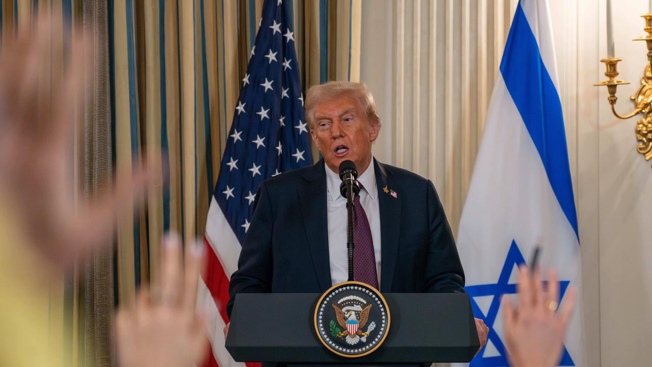 Donald Trump am Rednerpult. Im Vordergrund sieht man verschwommene erhobene Hände von Journalisten. Donald Trump am Rednerpult. Im Vordergrund sieht man verschwommene erhobene Hände von Journalisten.