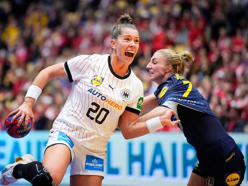 Dänemark, Herning: Handball, Frauen: WM, Schweden - Deutschland, Finalrunde, Viertelfinale: Emily Bölk (l) aus Deutschland gegen Linn Blohm aus Schweden.