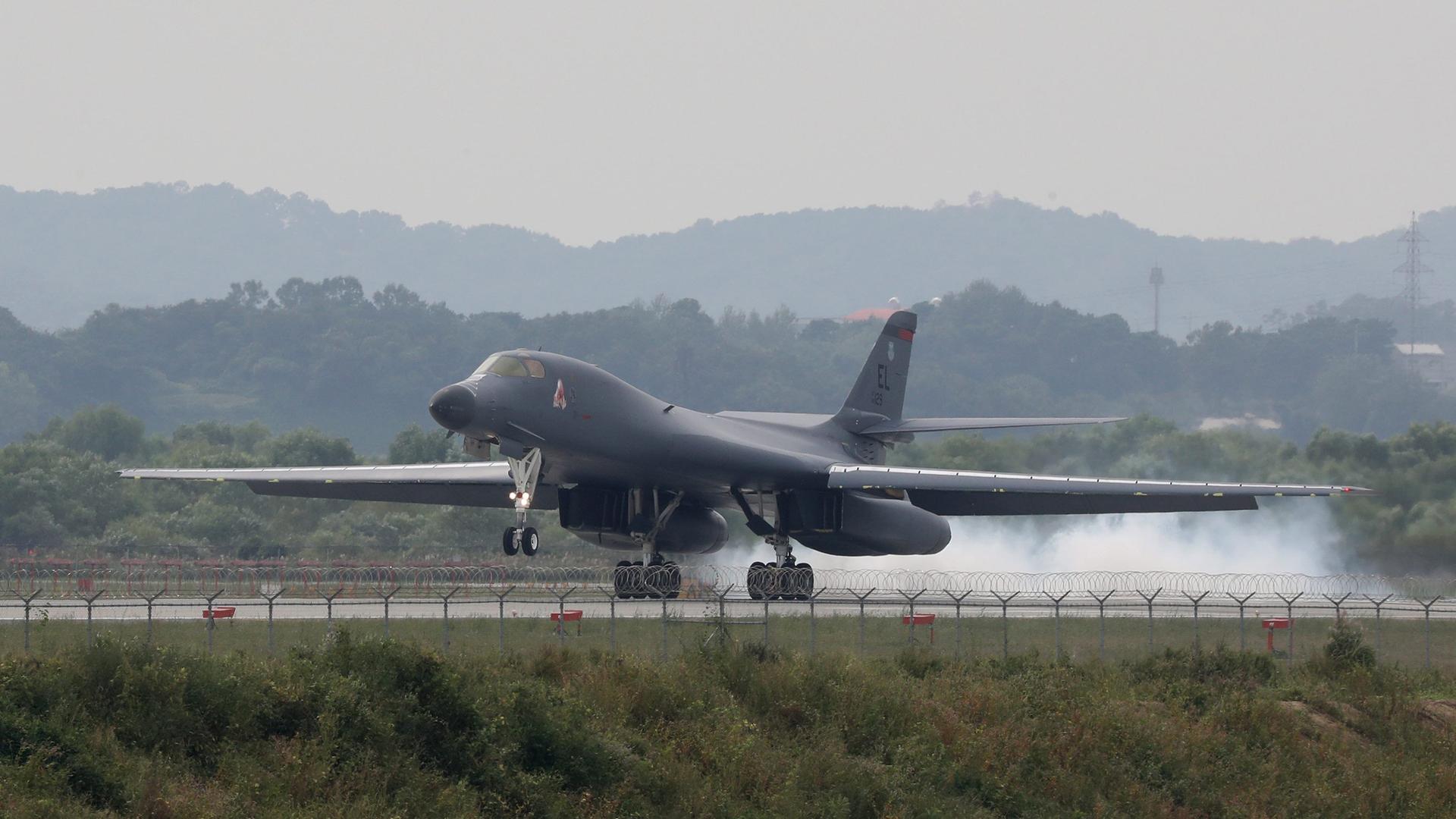 Südkorea, Osan Air Base: Ein B-1B-Langstreckenbomber der US Luftwaffe landet auf der Osan Air Base, südlich von Seoul.