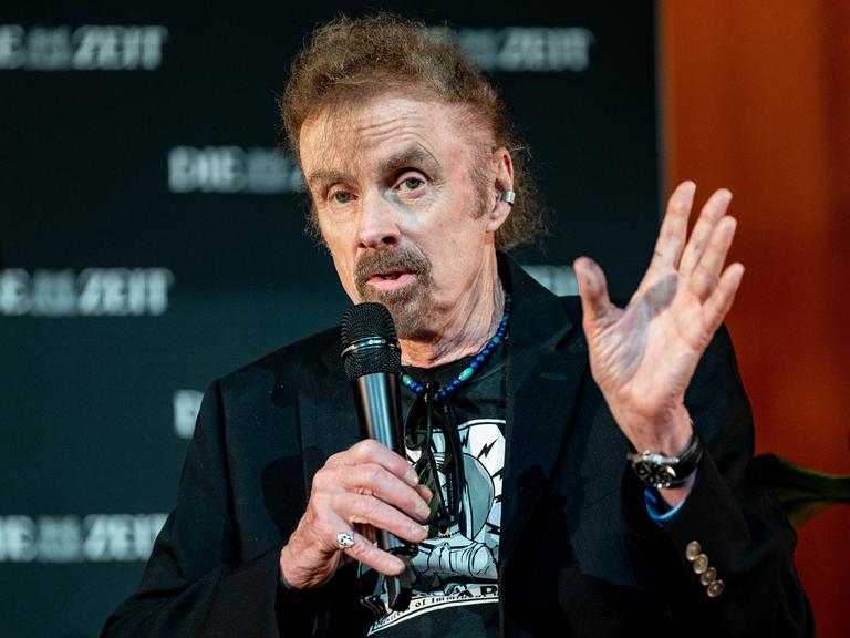 Der amerikanische Bestseller-Autor T.C. Boyle spricht im Audimax der Universität Hamburg über sein neues Werk »Blue Skies« – Was passiert, wenn die Natur zurück beißt?