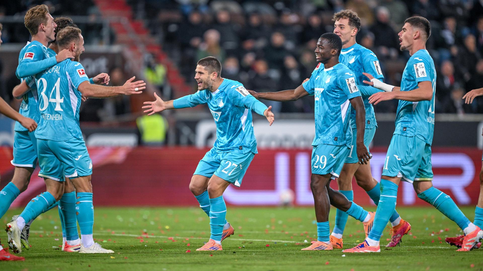 Der Hoffenheimer Torschütze Bazoumana Toure jubelt nach seinem Tor zum 0:2 mit Mitspieler Bazoumana Toure