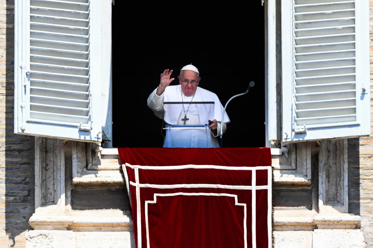 Papst Franziskus winkt während des Gebets aus dem Fenster des apostolischen Palastes
