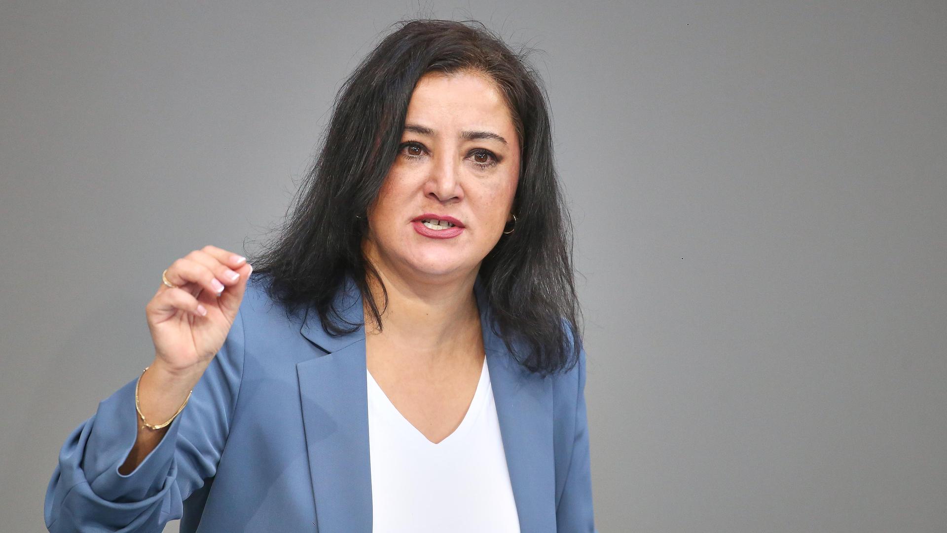 Gökay Akbulut, Die Linke, gestikuliert mit ihrer rechten Hand.
