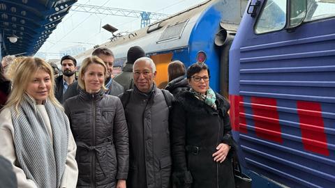 Mehrere Politiker stehen auf einem Bahnsteig. Es handelt sich um EU-Ratspräsident António Costa, die EU-Außenbeauftragte Kaja Kallas, die EU-Erweiterungskommissarin Marta Kos und die ukrainische Vizeministerpräsidentin Olha Stefanischyna. 