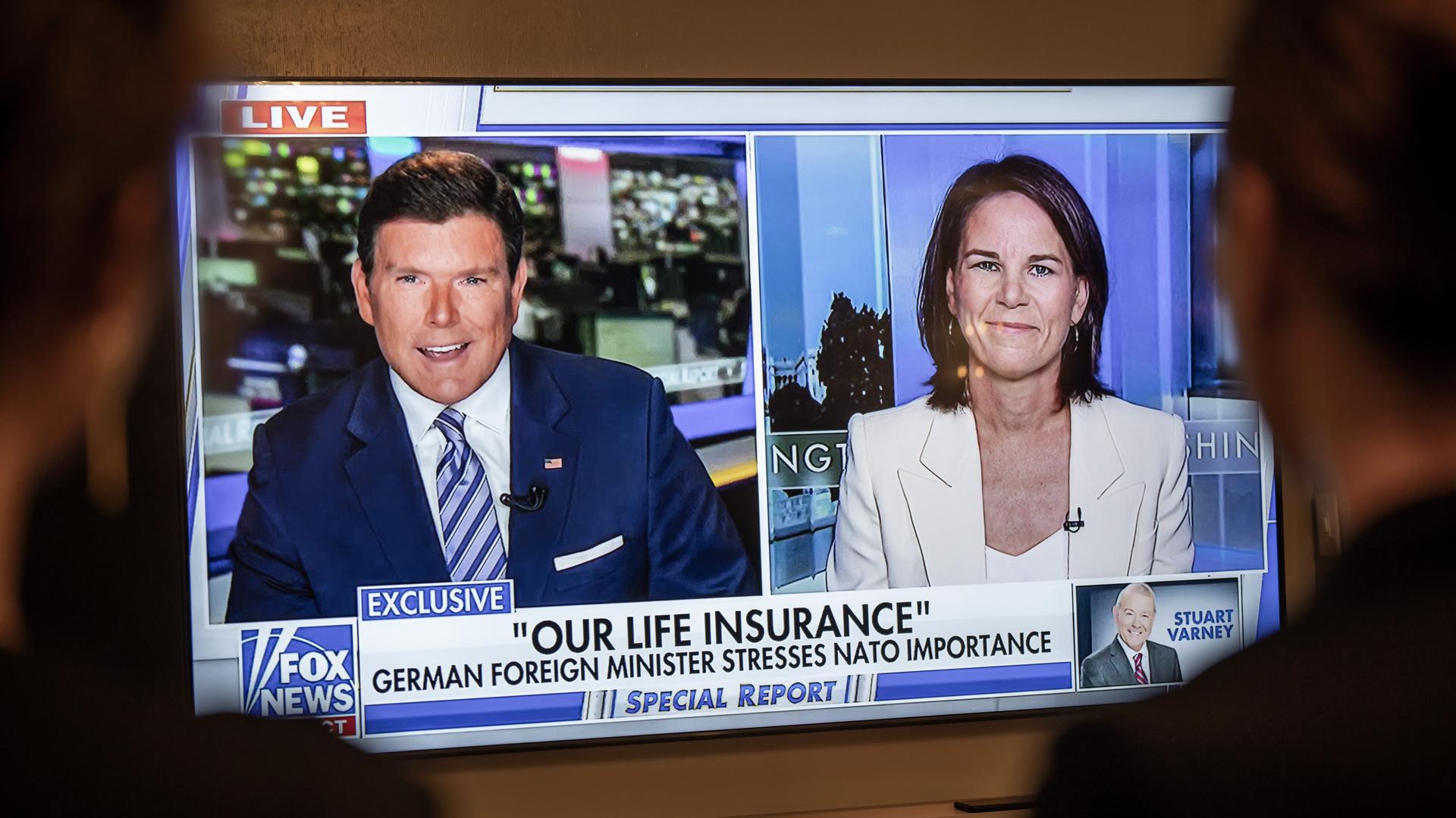 Bundesaußenministerin Annalena Baerbock (Grüne) auf einem TV Bildschirm des Senders Fox News während eines Interviews mit Bret Baier.