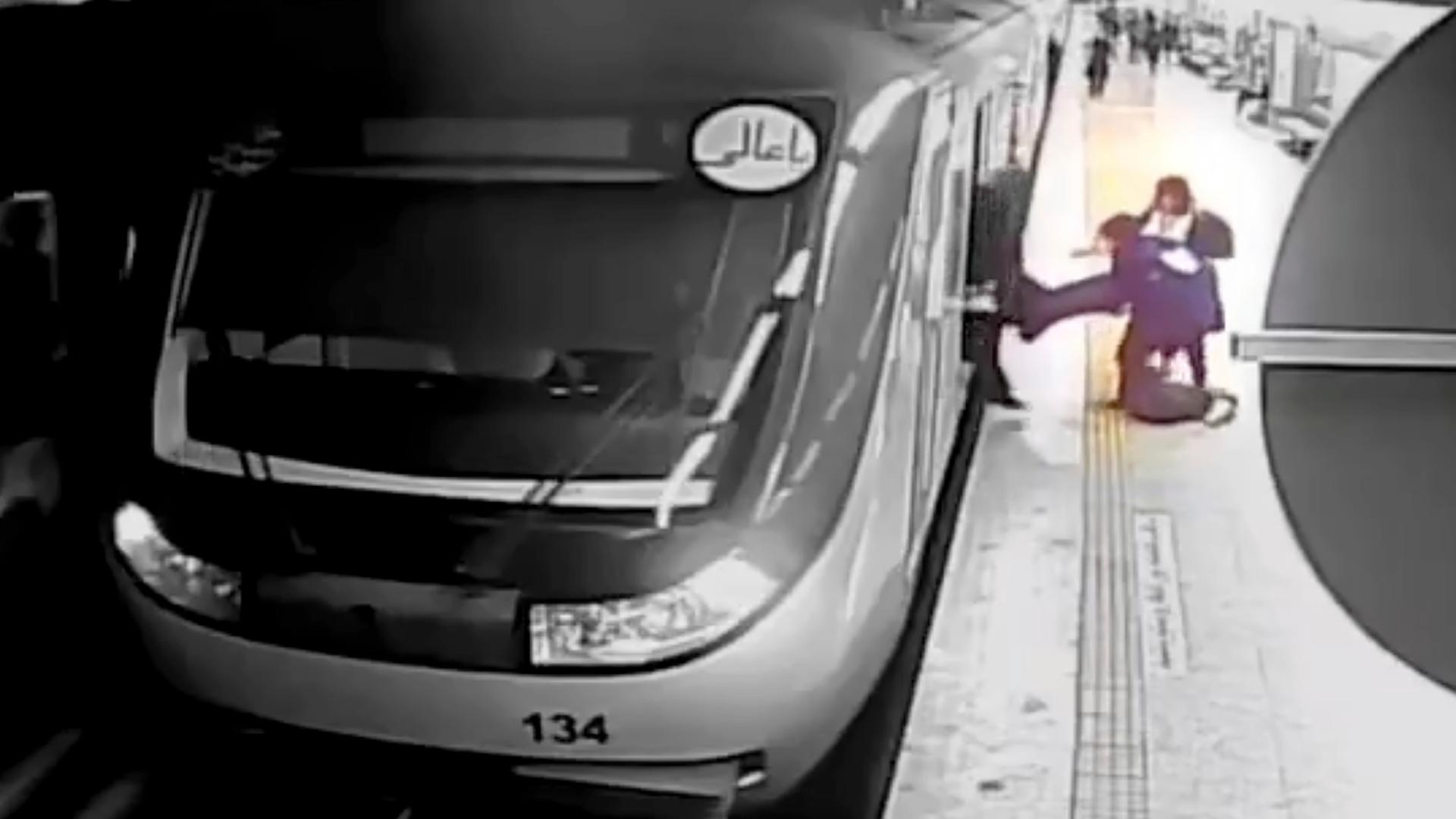 Auf diesem Videostandbild eines vom iranischen Staatsfernsehen ausgestrahlten Überwachungsvideos ziehen Frauen die 16-jährige Armita Garawand aus einem Waggon der Teheraner Metro.