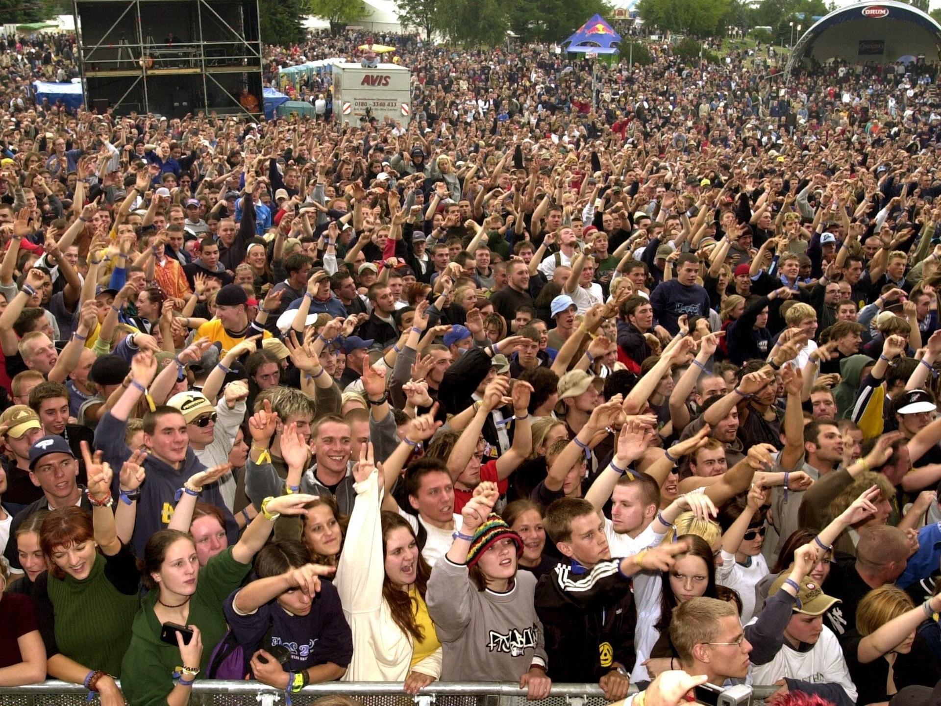 Ausgelassene Stimmung herrscht am Abend des 22.07.2000 unter den 20.000 Fans am Stausee Oberrabenstein bei Chemnitz beim Hip Hop-Festival "Splash!". Es ist eine große Menschenmenge zu sehen, die die Arme in die Luft hebt und Richtung Bühne schaut.