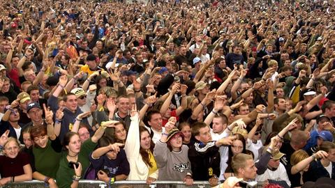 Ausgelassene Stimmung herrscht am Abend des 22.07.2000 unter den 20.000 Fans am Stausee Oberrabenstein bei Chemnitz beim Hip Hop-Festival "Splash!". Es ist eine große Menschenmenge zu sehen, die die Arme in die Luft hebt und Richtung Bühne schaut. Ausgelassene Stimmung herrscht am Abend des 22.07.2000 unter den 20.000 Fans am Stausee Oberrabenstein bei Chemnitz beim Hip Hop-Festival "Splash!". Es ist eine große Menschenmenge zu sehen, die die Arme in die Luft hebt und Richtung Bühne schaut.