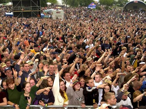 Ausgelassene Stimmung herrscht am Abend des 22.07.2000 unter den 20.000 Fans am Stausee Oberrabenstein bei Chemnitz beim Hip Hop-Festival "Splash!". Es ist eine große Menschenmenge zu sehen, die die Arme in die Luft hebt und Richtung Bühne schaut.