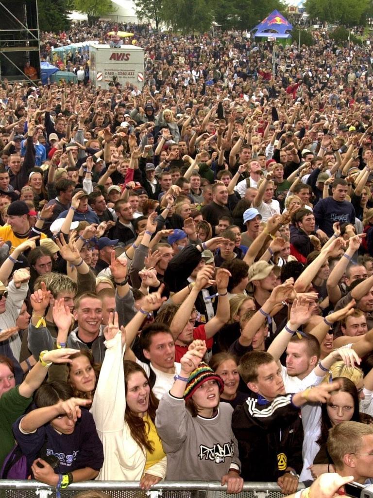 Ausgelassene Stimmung herrscht am Abend des 22.07.2000 unter den 20.000 Fans am Stausee Oberrabenstein bei Chemnitz beim Hip Hop-Festival "Splash!". Es ist eine große Menschenmenge zu sehen, die die Arme in die Luft hebt und Richtung Bühne schaut.