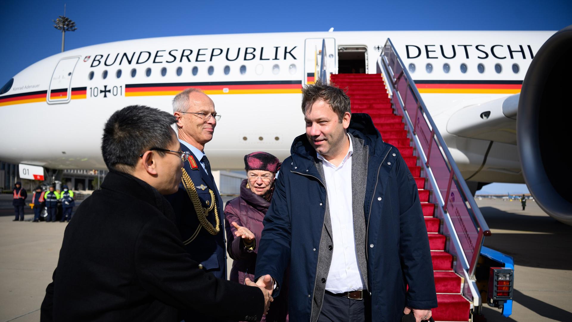 Bundesfinanzminister Lars Klingbeil (SPD) wird auf dem internationalen Hauptstadt-Flughafen Peking von Patricia Hildegard Flor, Botschafterin der Bundesrepublik Deutschland in China, begrüßt. Klingbeil besucht bei seiner Asien-Reise China und Singapur. Bundesfinanzminister Lars Klingbeil (SPD) wird auf dem internationalen Hauptstadt-Flughafen Peking von Patricia Hildegard Flor, Botschafterin der Bundesrepublik Deutschland in China, begrüßt. Klingbeil besucht bei seiner Asien-Reise China und Singapur.