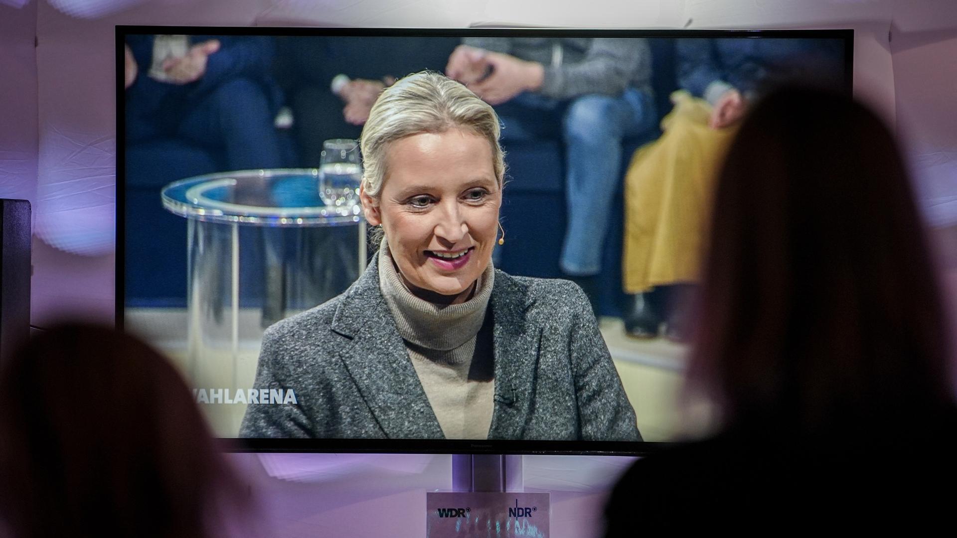 AfD-Chefin Alice Weidel ist auf einem Bildschirm während der ARD-Sendung "Wahlarena" zu sehen