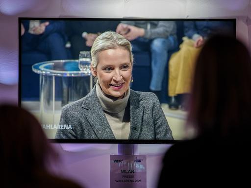 AfD-Chefin Alice Weidel ist auf einem Bildschirm während der ARD-Sendung "Wahlarena" zu sehen AfD-Chefin Alice Weidel ist auf einem Bildschirm während der ARD-Sendung "Wahlarena" zu sehen