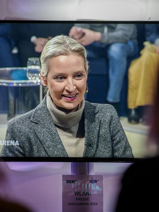 AfD-Chefin Alice Weidel ist auf einem Bildschirm während der ARD-Sendung "Wahlarena" zu sehen