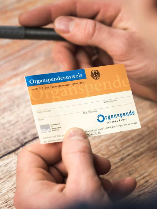 Eine Person füllt einen Organspendeausweis aus. 