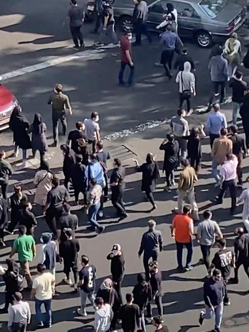 Iran, Teheran: Menschen blockieren während einer Demonstration eine Kreuzung. 40 Tage nach dem Tod der jungen iranischen Kurdin Mahsa Amini sind im Iran Menschenmassen auf die Straßen gegangen