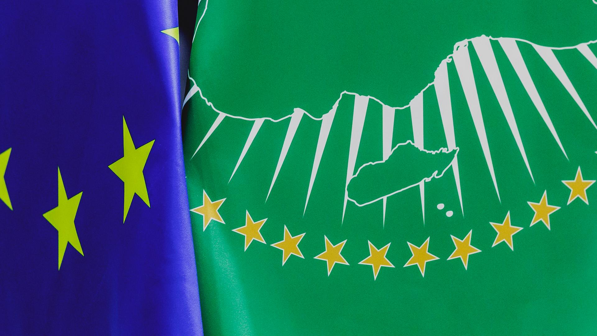 Flaggen von EU und AU, aufgenommen im Rahmen des Treffens der Aussenministerinnen und Aussenminister der Europaeischen Union und der Afrikanischen Union in Brüssel Flaggen von EU und AU, aufgenommen im Rahmen des Treffens der Aussenministerinnen und Aussenminister der Europaeischen Union und der Afrikanischen Union in Brüssel