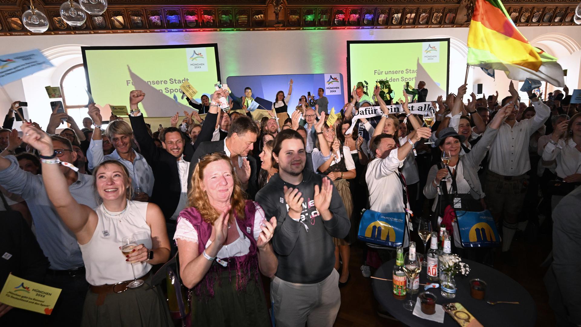 Unterstützer jubeln beim Public Viewing für die Münchner Olympia-Bewerbung im Alten Rathaus Unterstützer jubeln beim Public Viewing für die Münchner Olympia-Bewerbung im Alten Rathaus