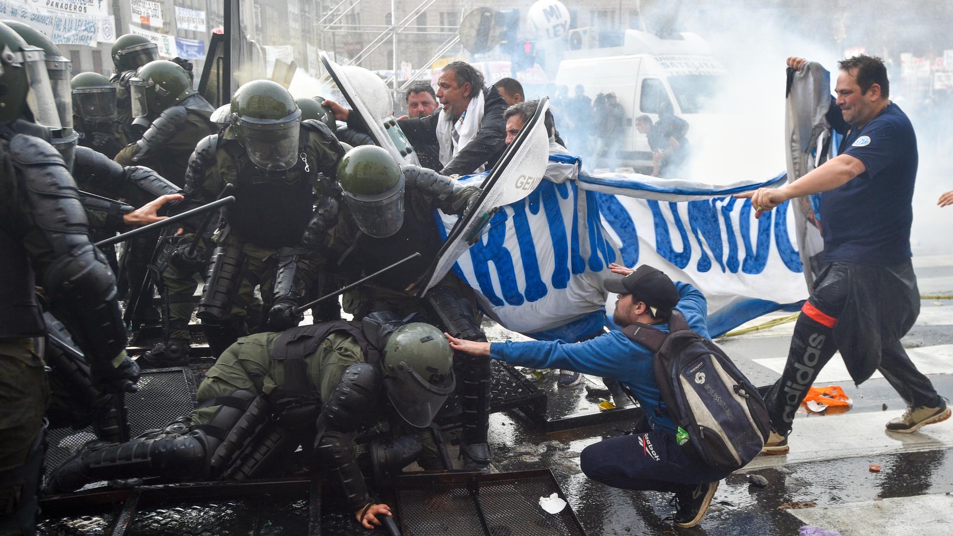 Polizisten setzten Schlagstöcke und Tränengas gegen Demonstranten ein.