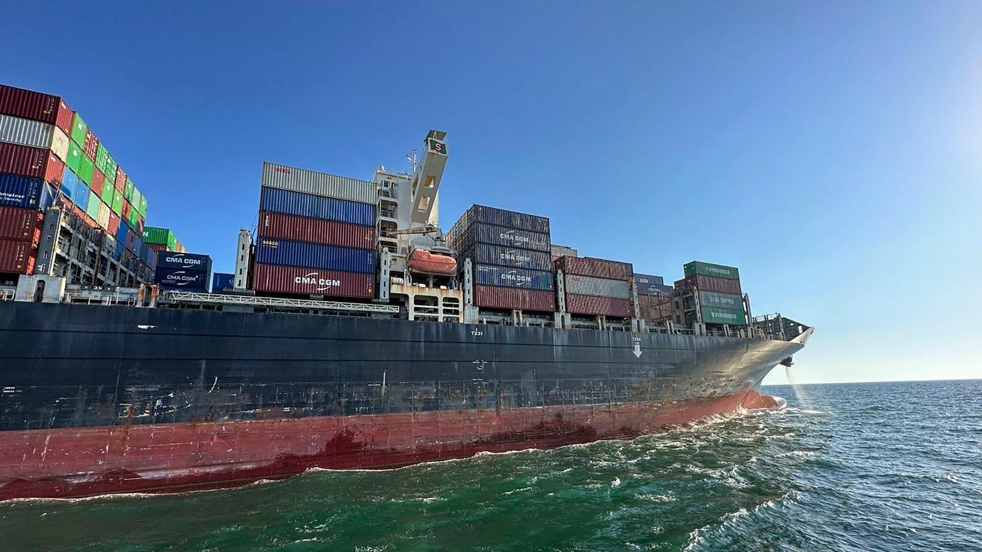 Ein beladenes Containerschiff verlässt den Hafen von Odessa, Ukraine.