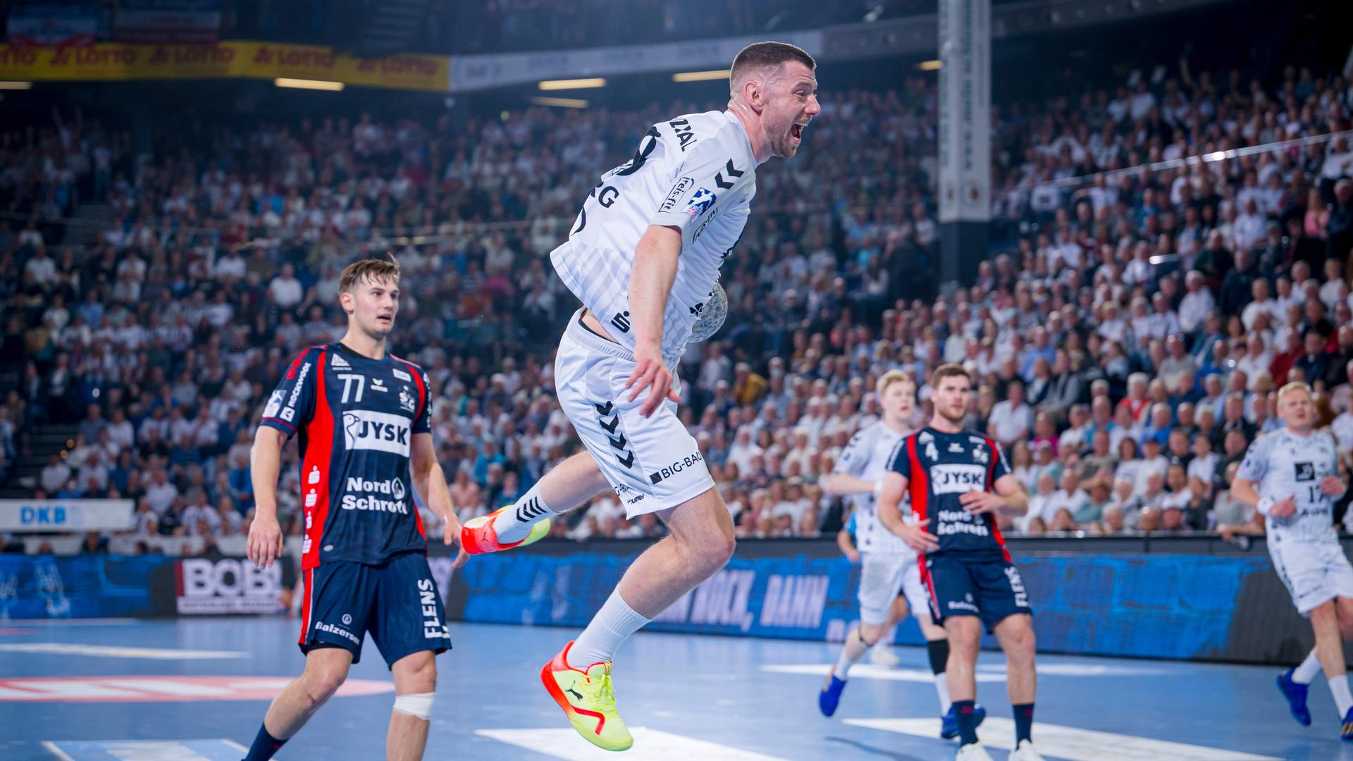 Der Kieler Niclas Ekberg (Mitte) beim Torwurf im Spiel gegen die SG Flensburg-Handewitt