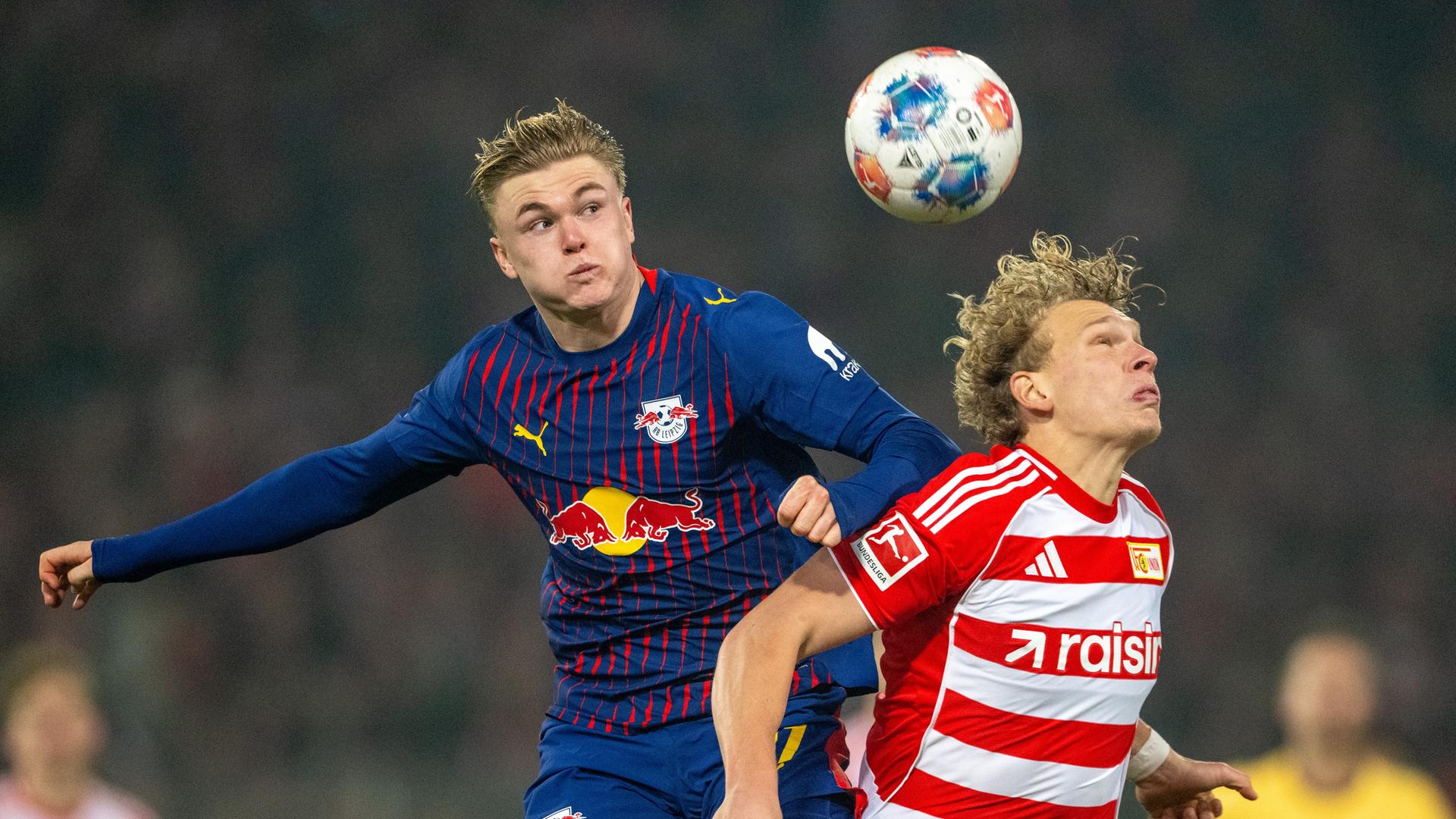 Ein Kopfballduell zwischen zwei Fußballspieler. 