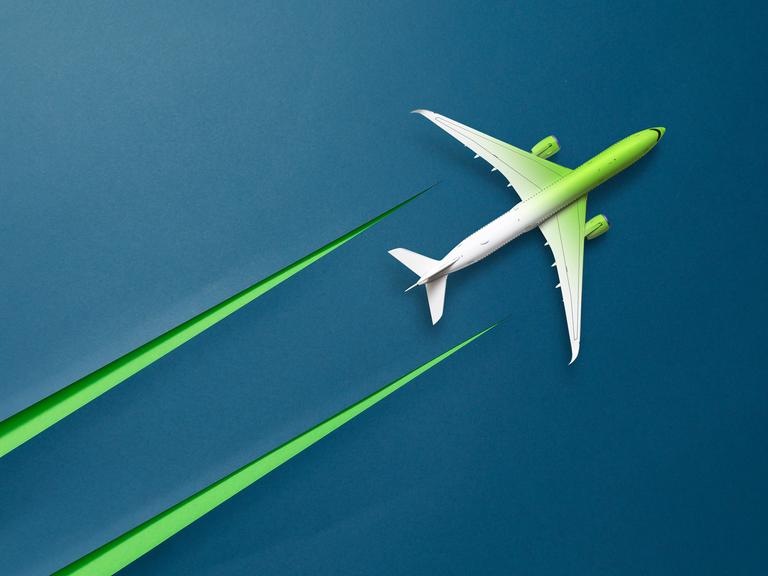 Illustration: Grün-weißes Flugzeug mit grünen Kondensstreifen in Form eines ausgeschnittenen Kartons.