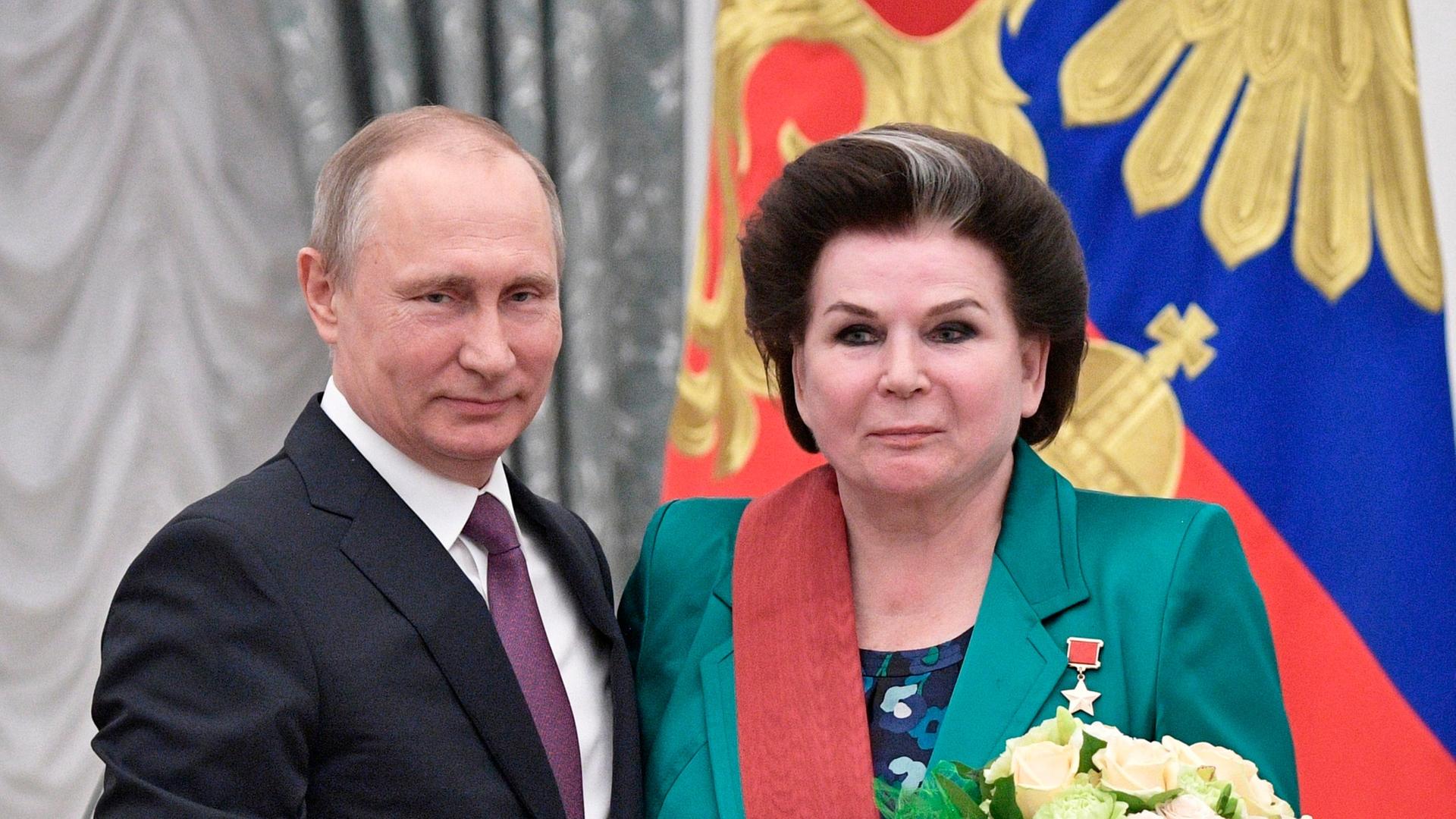 Der russische Präsident Wladimir Putin überreicht im Kreml im Rahmen einer staatlichen Preisverleihung eine Medaille an die erste Frau im Weltraum, die Kosmonautin Walentina Tereschkowa. 