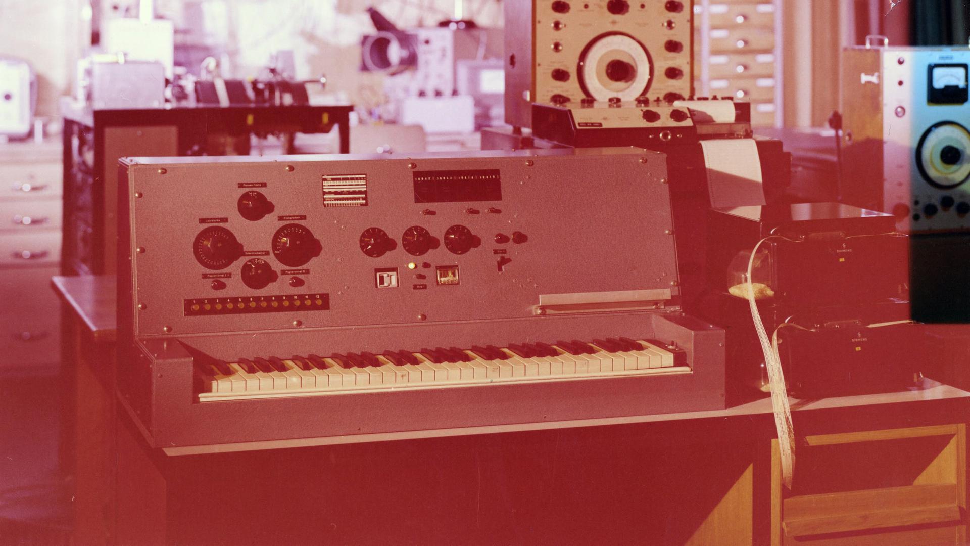 Technische Gerätschaften aus dem Siemens-Studio 1963. Rechts ist ein Lochstreifen zu sehen. Technische Gerätschaften aus dem Siemens-Studio 1963. Rechts ist ein Lochstreifen zu sehen.