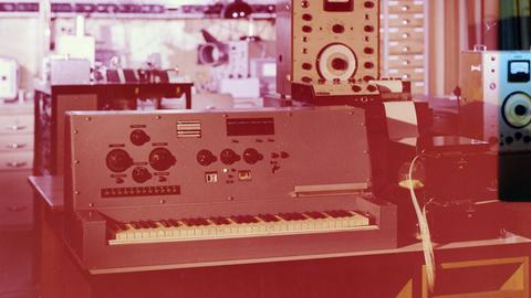 Technische Gerätschaften aus dem Siemens-Studio 1963. Rechts ist ein Lochstreifen zu sehen. Technische Gerätschaften aus dem Siemens-Studio 1963. Rechts ist ein Lochstreifen zu sehen.