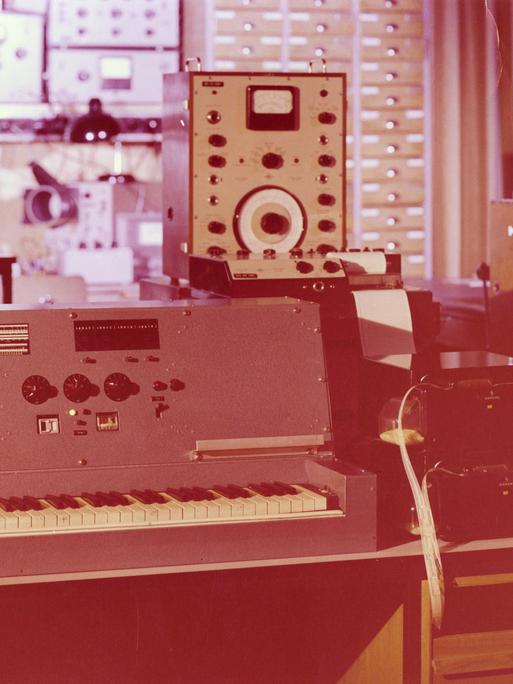 Technische Gerätschaften aus dem Siemens-Studio 1963. Rechts ist ein Lochstreifen zu sehen.