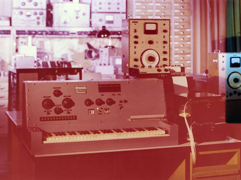 Technische Gerätschaften aus dem Siemens-Studio 1963. Rechts ist ein Lochstreifen zu sehen.