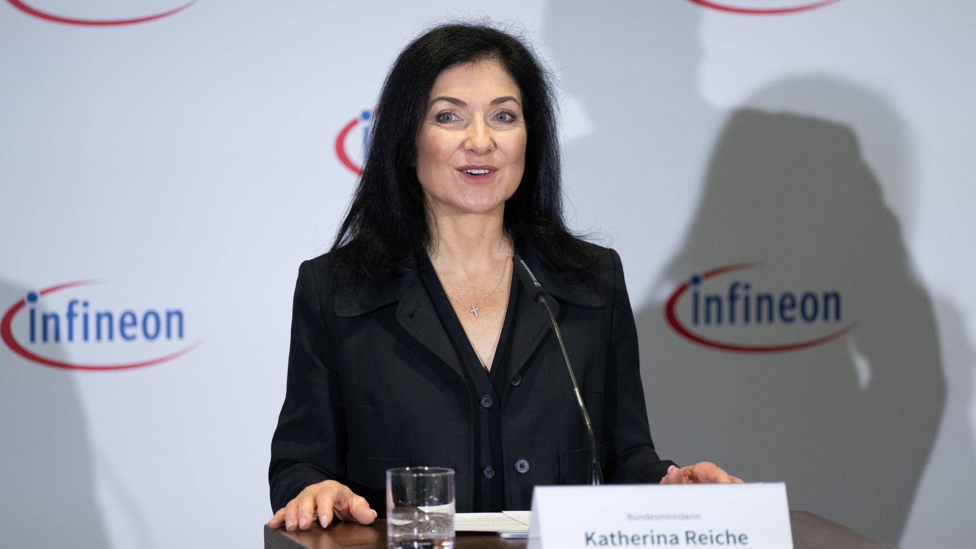 Katherina Reiche (CDU), Bundesministerin für Wirtschaft und Energie, spricht auf einer Pressekonferenz in der Chipfabrik von Infineon.