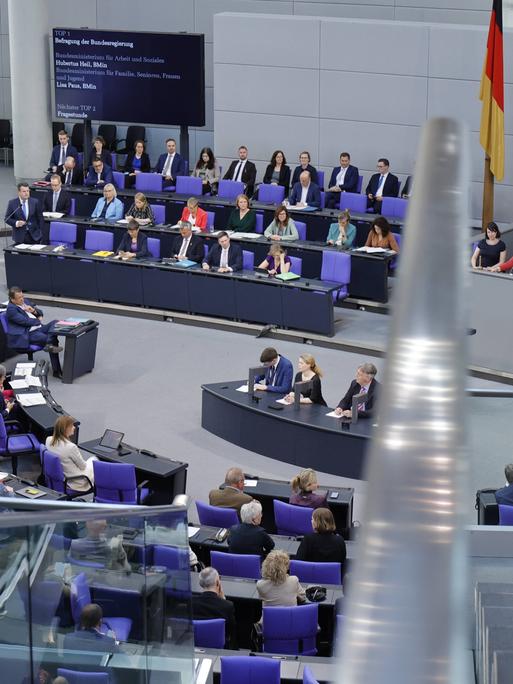 Blick in den Plenarsaal des Deutschen Bundestags in Berlin mit Politikerinnen und Politikern, die dort sitzen.