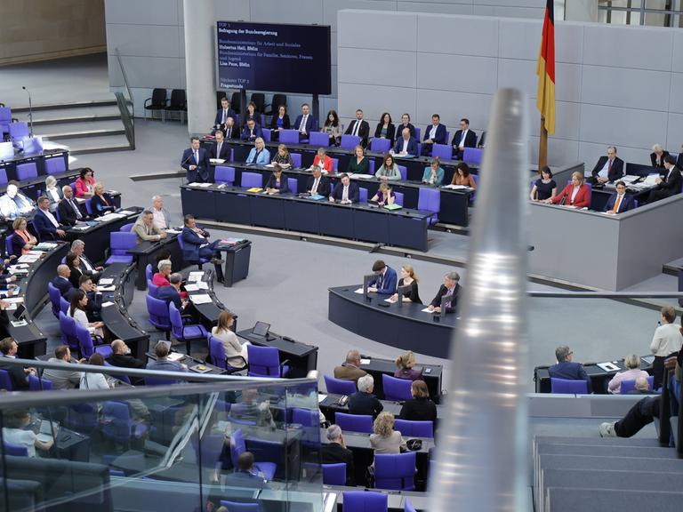 Blick in den Plenarsaal des Deutschen Bundestags in Berlin mit Politikerinnen und Politikern, die dort sitzen.